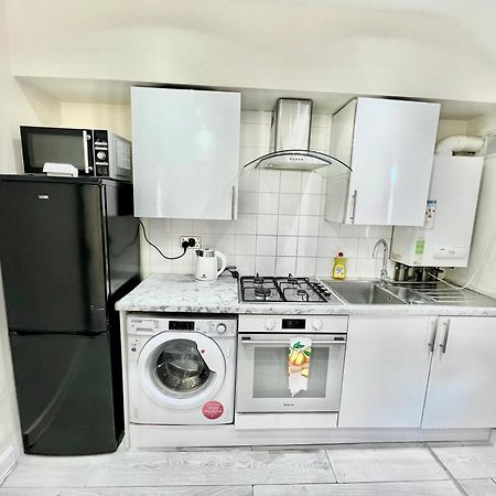 CarshaltonCosy Private Flat In London, Free Parking On Premiseアパートメント エクステリア 写真