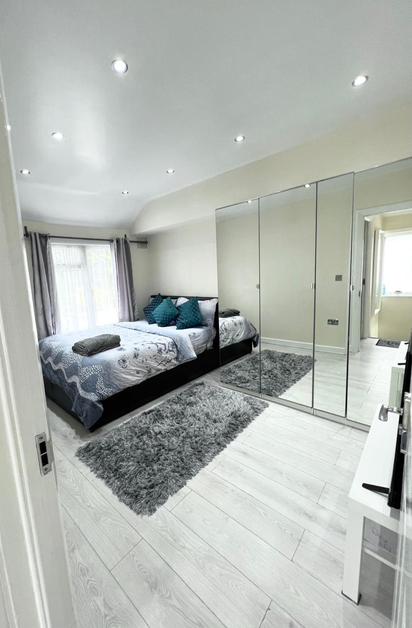 CarshaltonCosy Private Flat In London, Free Parking On Premiseアパートメント エクステリア 写真