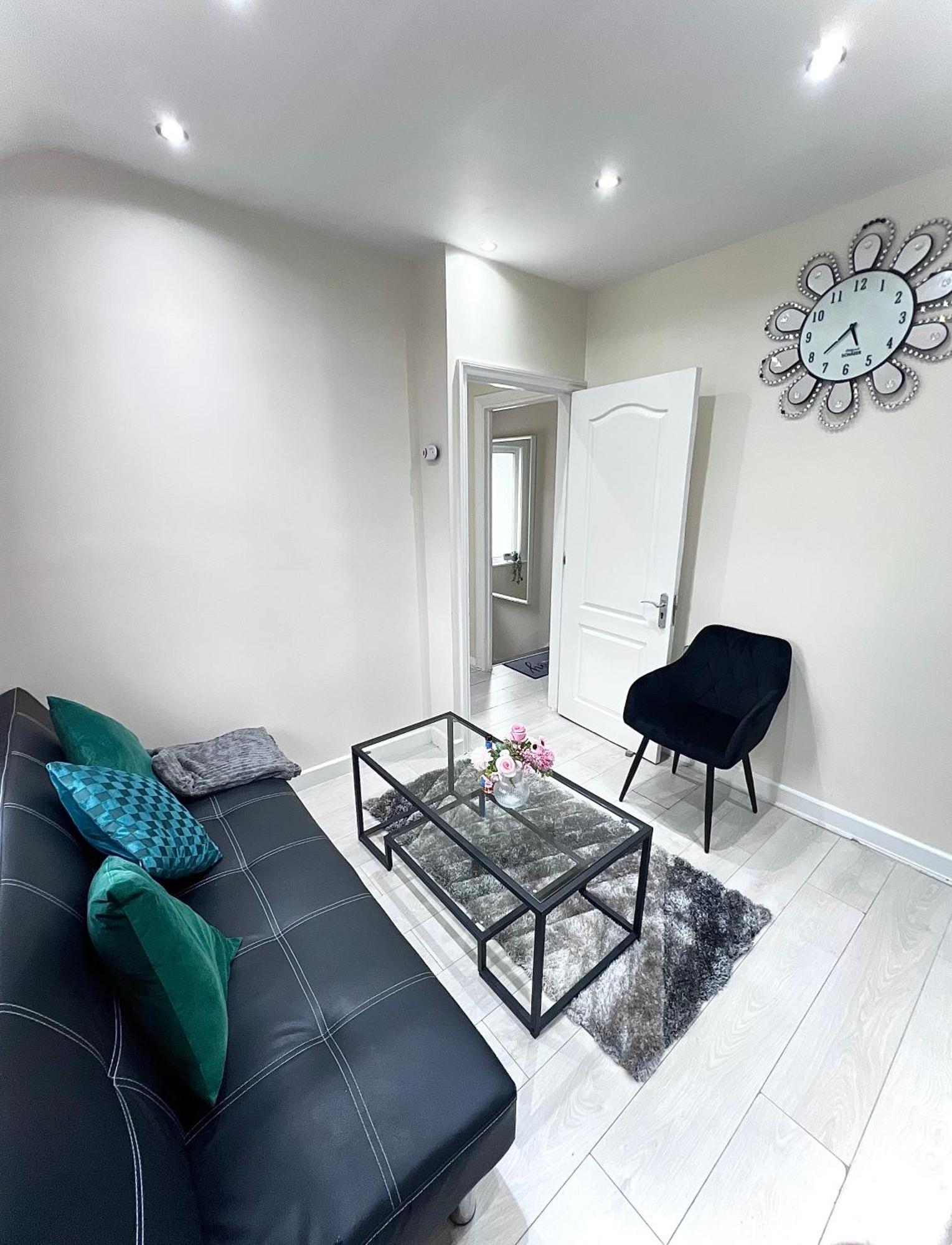 CarshaltonCosy Private Flat In London, Free Parking On Premiseアパートメント エクステリア 写真